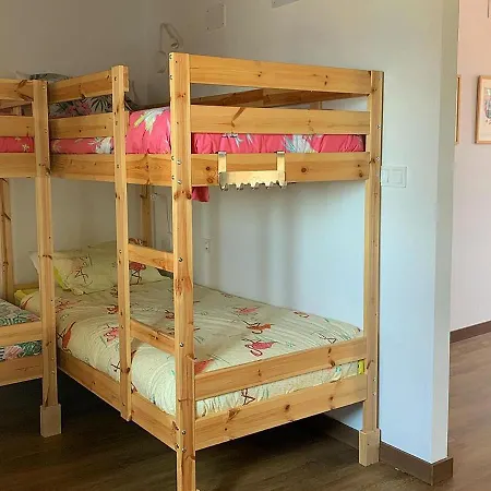 Cocos Surfhouse Hostel *