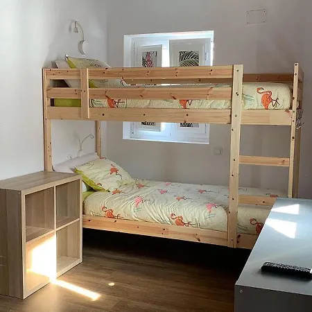 Cocos Surfhouse Hostel *