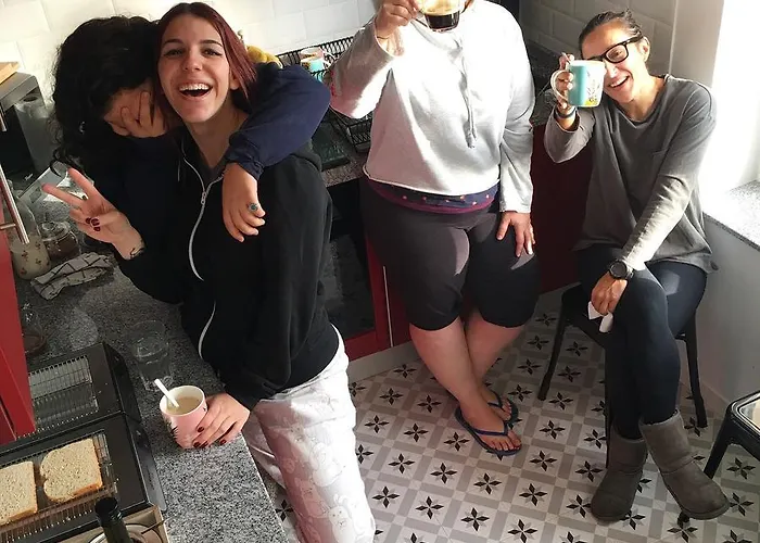 Cocos Surfhouse Hostal