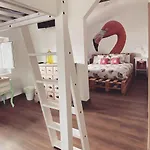 Cocos Surfhouse Vandrarhem *